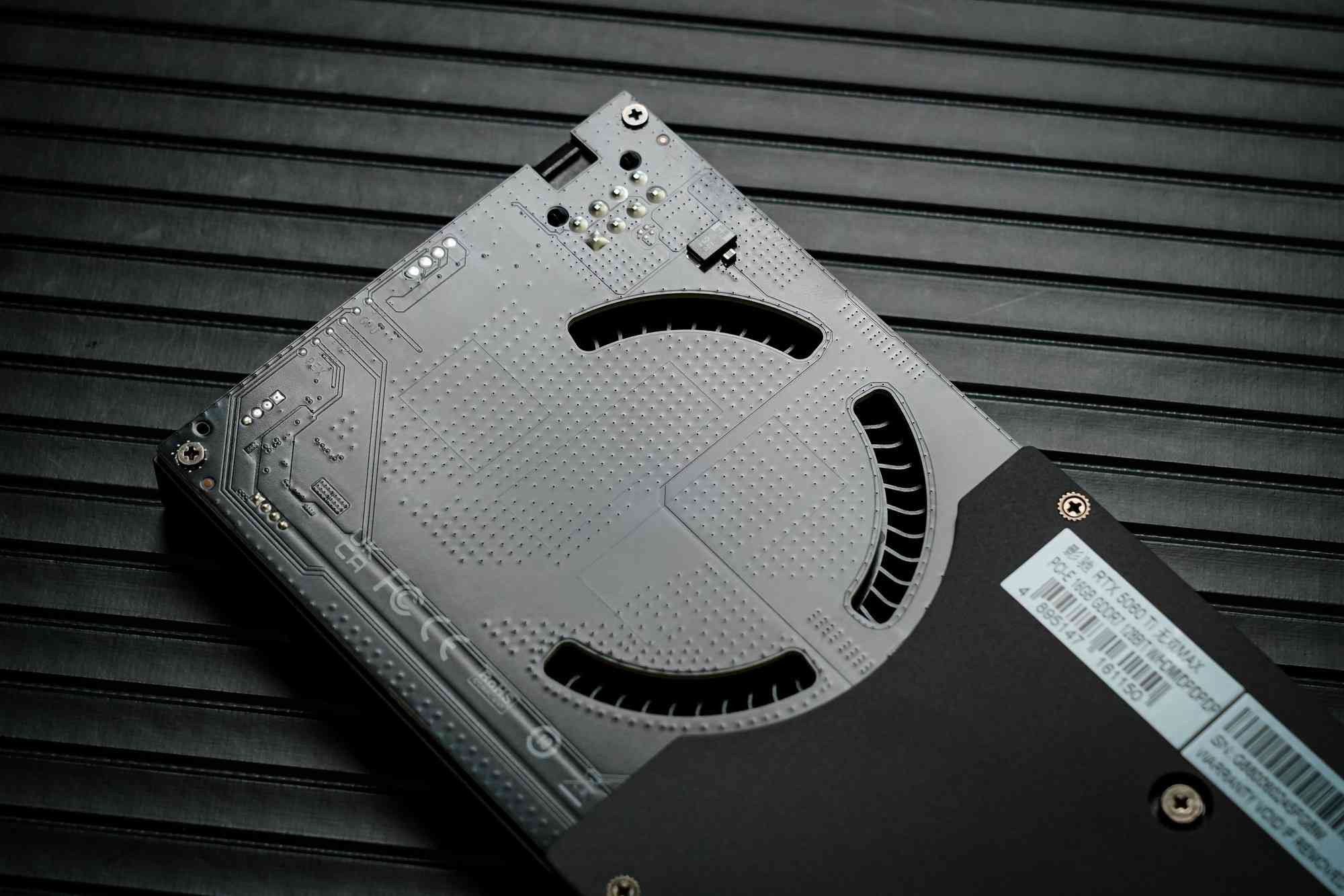 影驰显卡怎么样 影驰GeForce RTX 5060 Ti 无双MAX显卡评测 厚度20mm 巧夺天工！