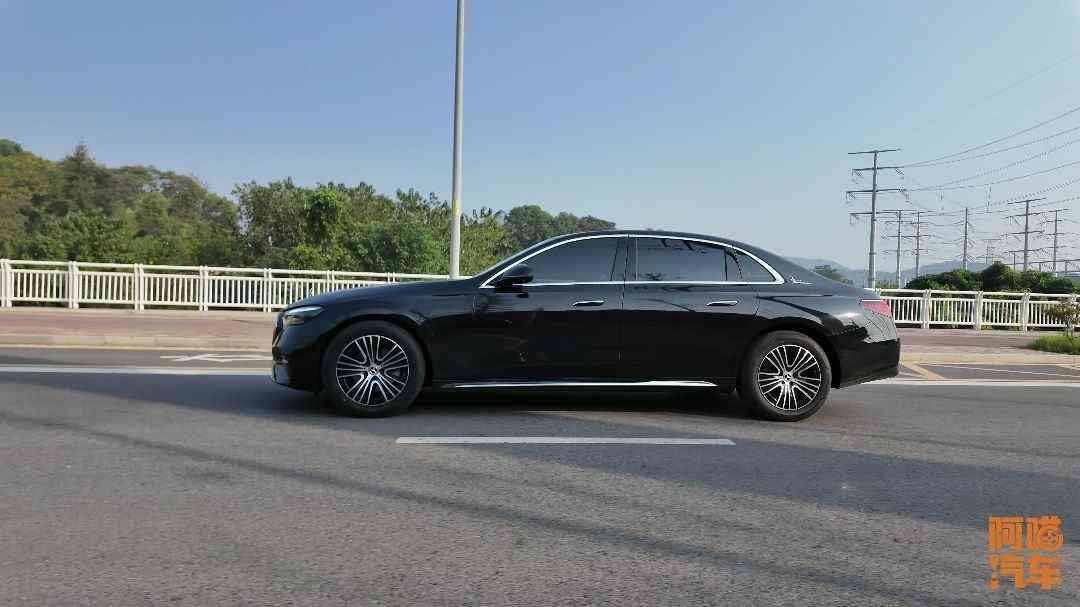 奔驰e300怎么样 BBA不行了？在国产新能源多轮围剿下，为何唯独奔驰E级还能坚挺？