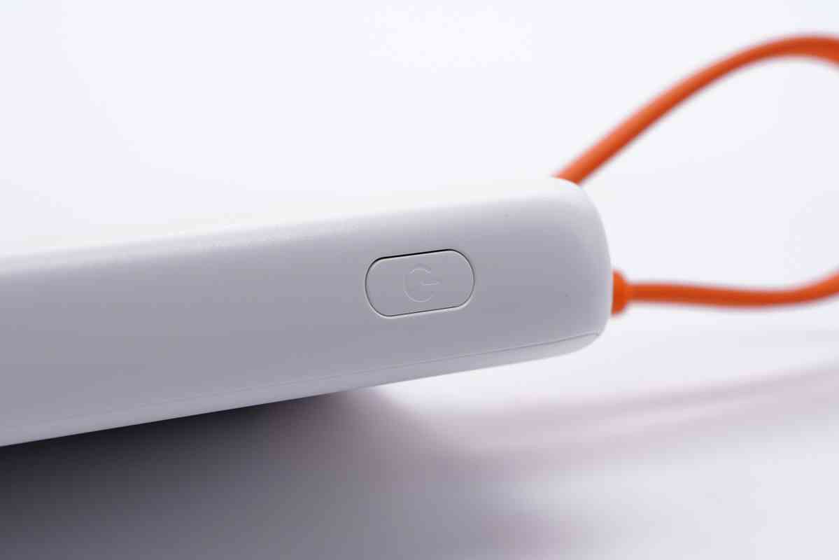 倍思充电宝深度评测：挂绳快充线一体设计，20W快充性能解析