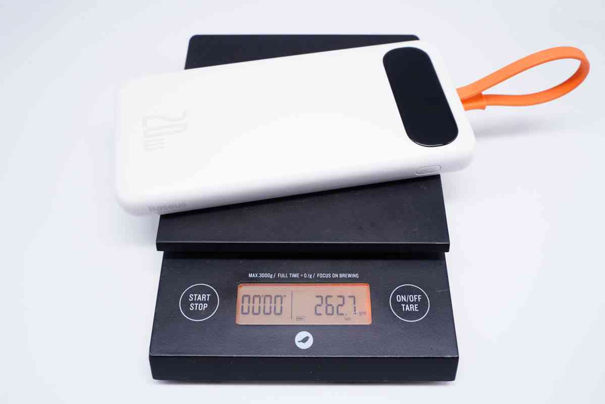 倍思充电宝深度评测：挂绳快充线一体设计，20W快充性能解析