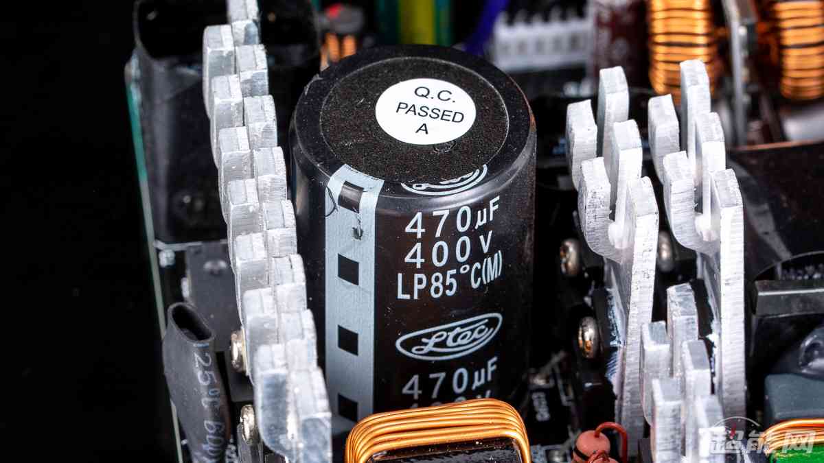 酷冷至尊G700 GOLD电源评测:高性价比的中高功率之选 酷冷至尊G700 GOLD电源评测:高性价比的中高功率之选