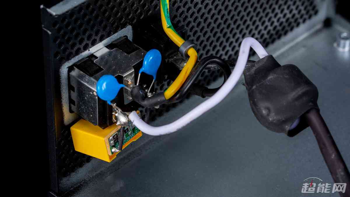 酷冷至尊G700 GOLD电源评测:高性价比的中高功率之选 酷冷至尊G700 GOLD电源评测:高性价比的中高功率之选