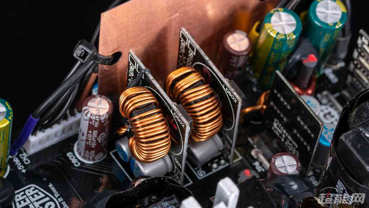 酷冷至尊G700 GOLD电源评测:高性价比的中高功率之选 酷冷至尊G700 GOLD电源评测:高性价比的中高功率之选